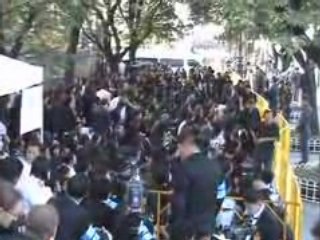 Les Thailandais se massent en nombre autour de Sanam Luang