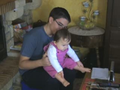 Tenaya regarde Bébé Lilly