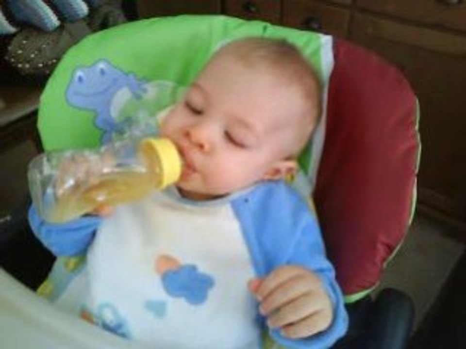 mathis boit son bibi tout seul