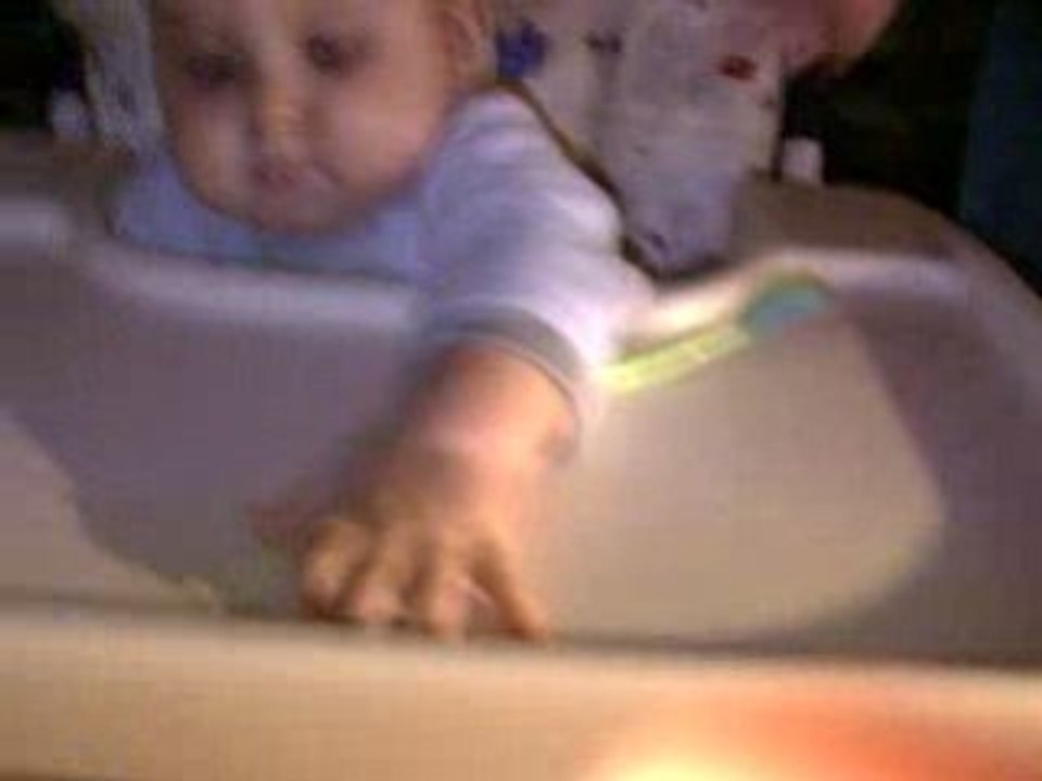 j'apprends à manger seul