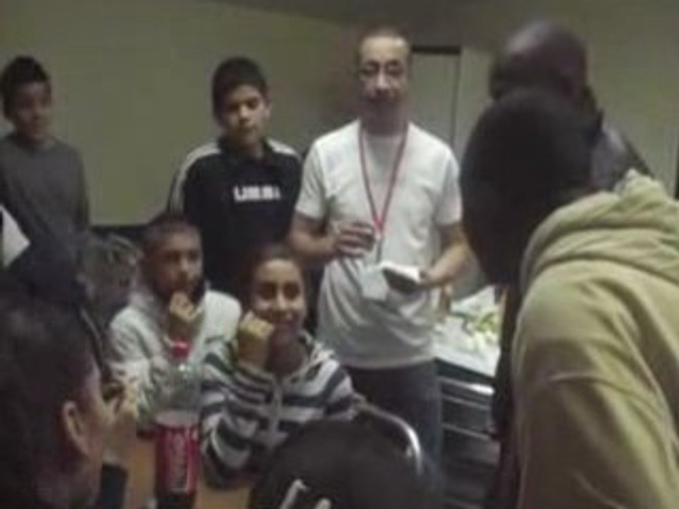 Kerry james invite les jeunes a monter sur scene