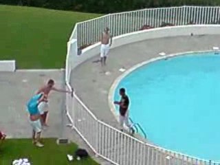 Un joueur de volleyball tombe dans une piscine