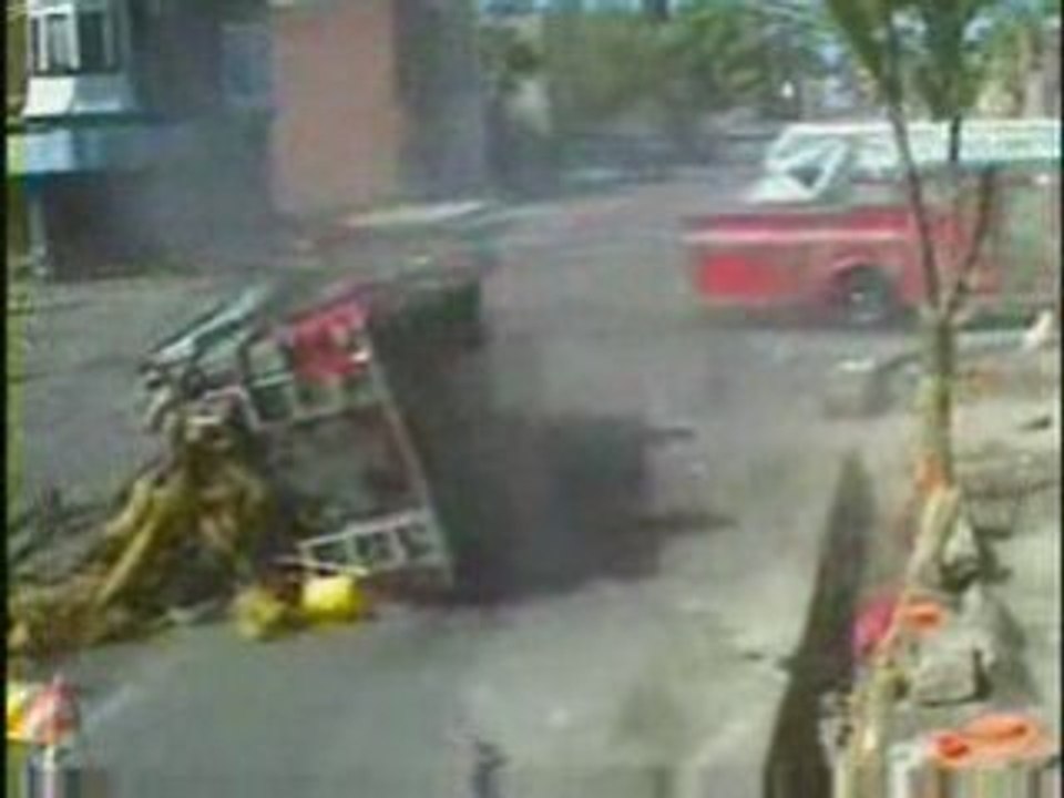 Régis joue avec la voiture de pompiers