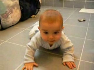 Camille rampe comme une chenille