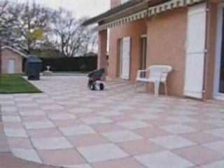 Evan fait de la moto (2ans)