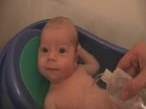 Premiers sourires dans le bain (1 mois et 6 jours)