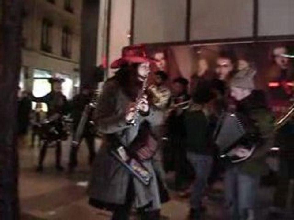 la fanfare et son amant s'invitent à bellecour