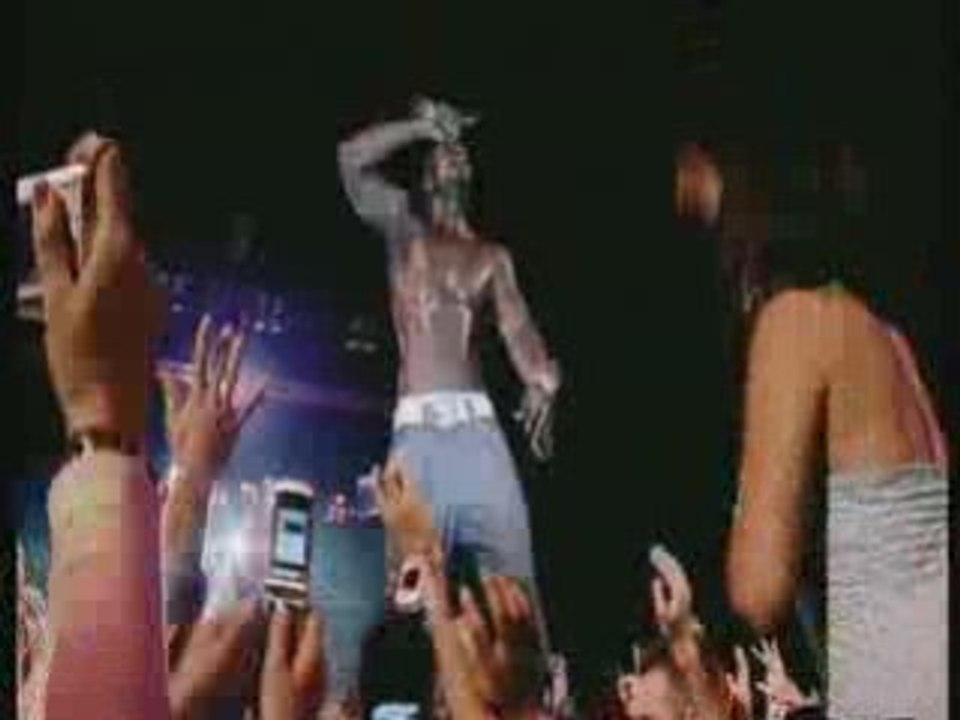 AKON en concert avec le public MCM