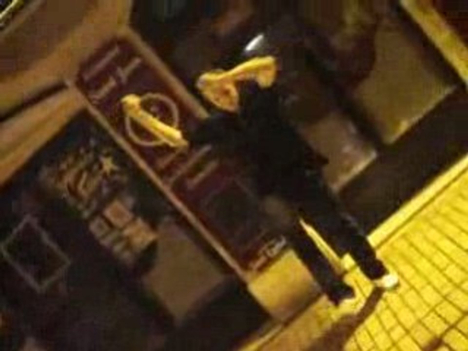 mika en mode tecktonik xD