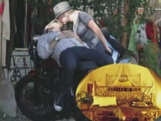 Celebrity Weddings - Scarlett Johanson and Ryan Reynolds