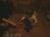 Niels découvre le cadeau de Léo..... :)