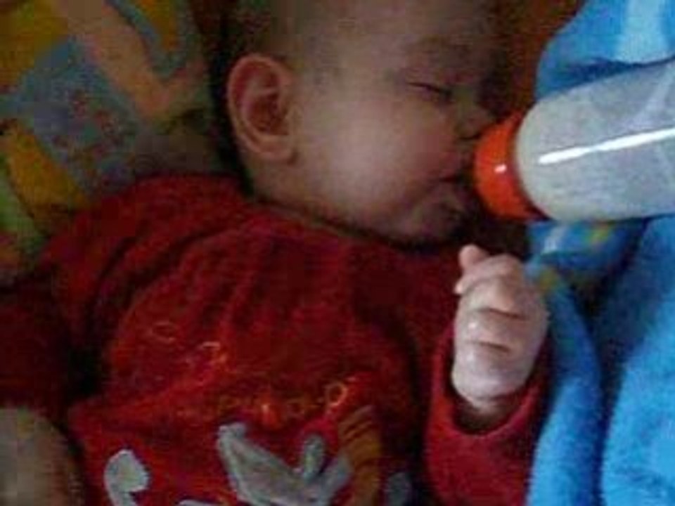 lilou boit son biberon toute seule