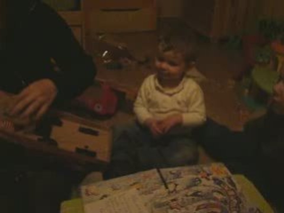 Niels ouvre le cadeau de Papy et Mamie ! :)