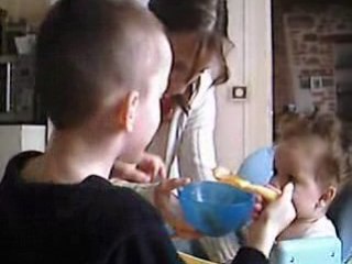 Vincenzo donnant à manger à son petit frère Franco