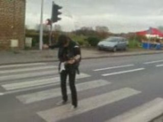 Un rockeur sur un passage pour piétons (2)