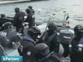 Les policiers du Raid à l'assaut d'un bateau