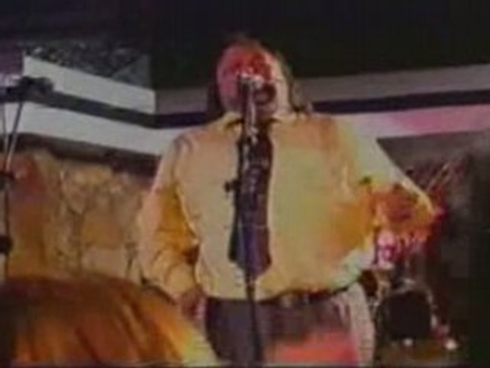 Parrita cantando con el grupo de los sinay