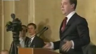 Quand Dimitri Medvedev se fout de  Sarkozy en l'imitant