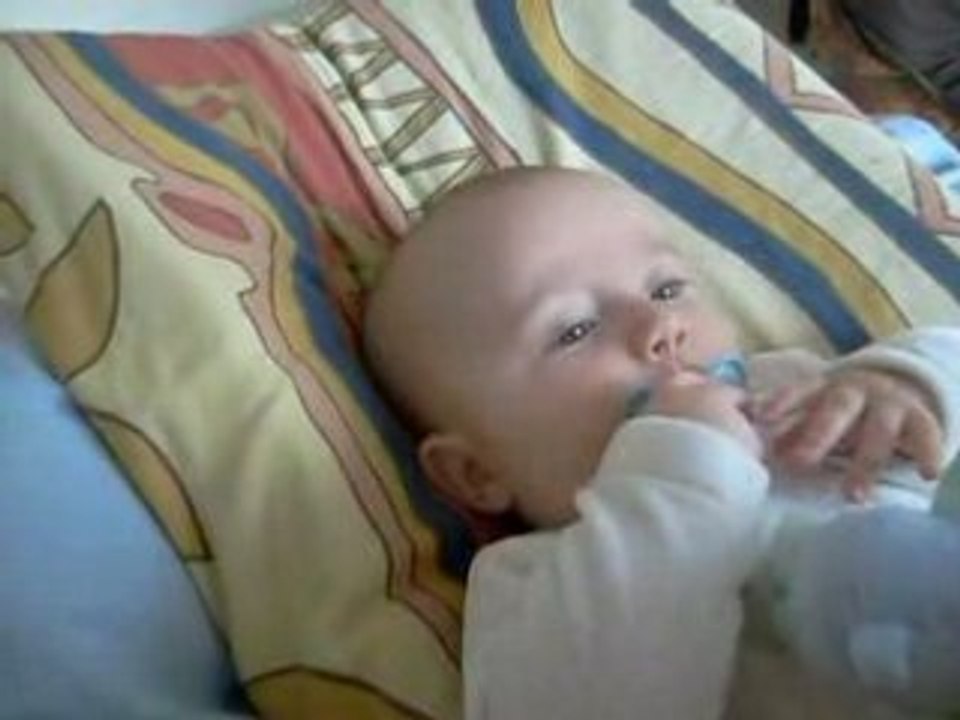 Maxime met sa tétine à la bouche tout seul !