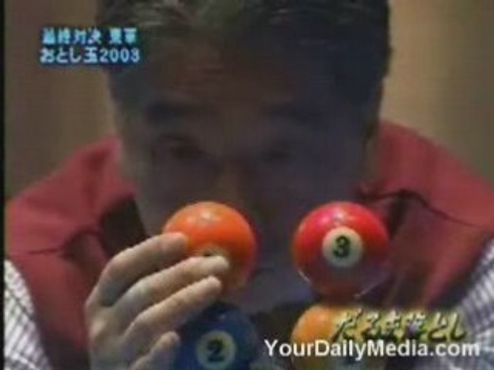 ce type fait ce qu'il veut avec des boules de billard