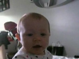 Concours entre bébé Louise et son papa