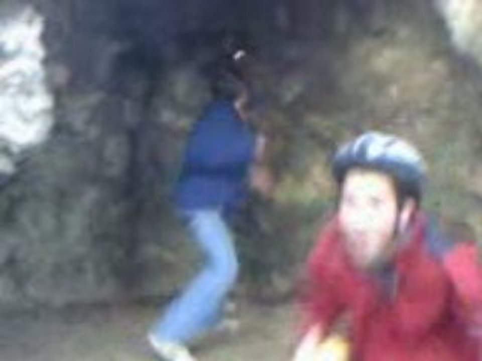 pétard dans une grotte: gros boum!