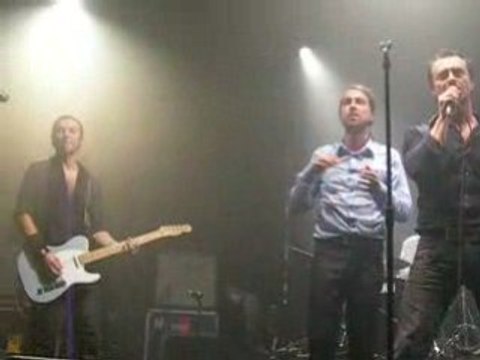 fatals picards lille 211108 JM chante christophe