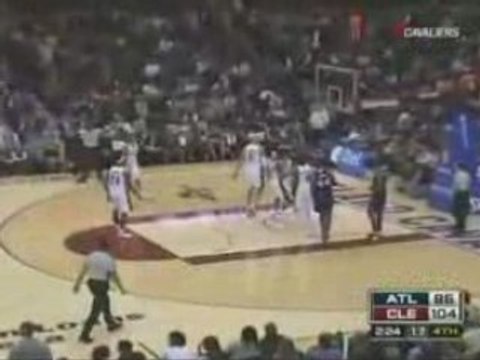 LeBron James Powerful Slam Dunk vs. Hawks (11.22.08)