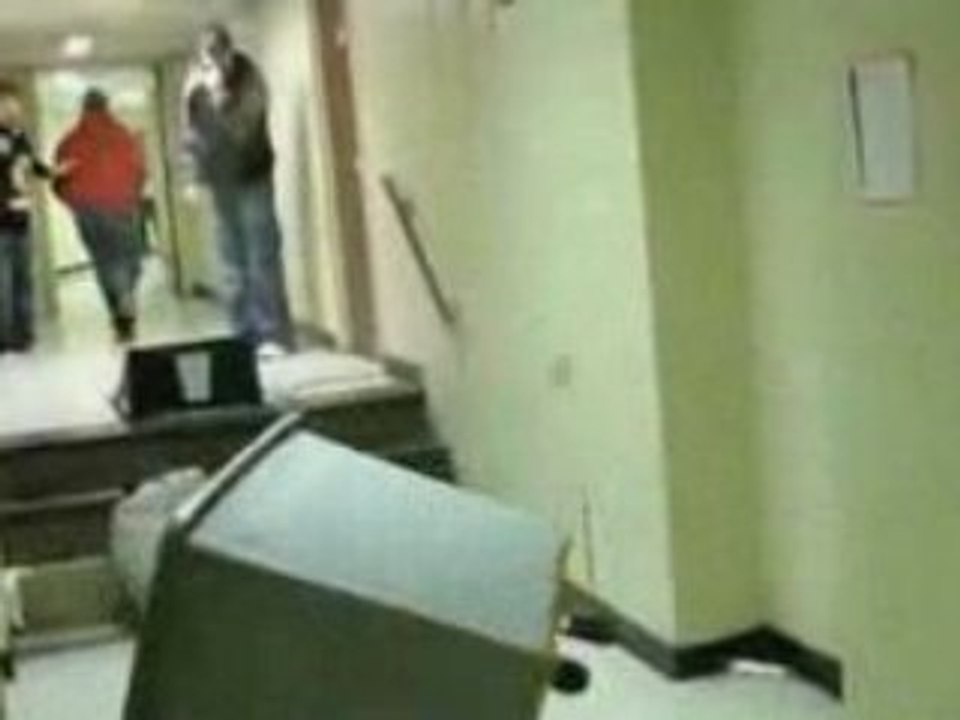 Cascade-poubelle-tete-plafond