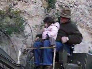 enza, papa et la mini-pelle