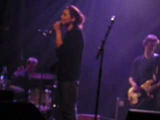 Berry chante "Le bonheur" en concert à Claye-Souilly.