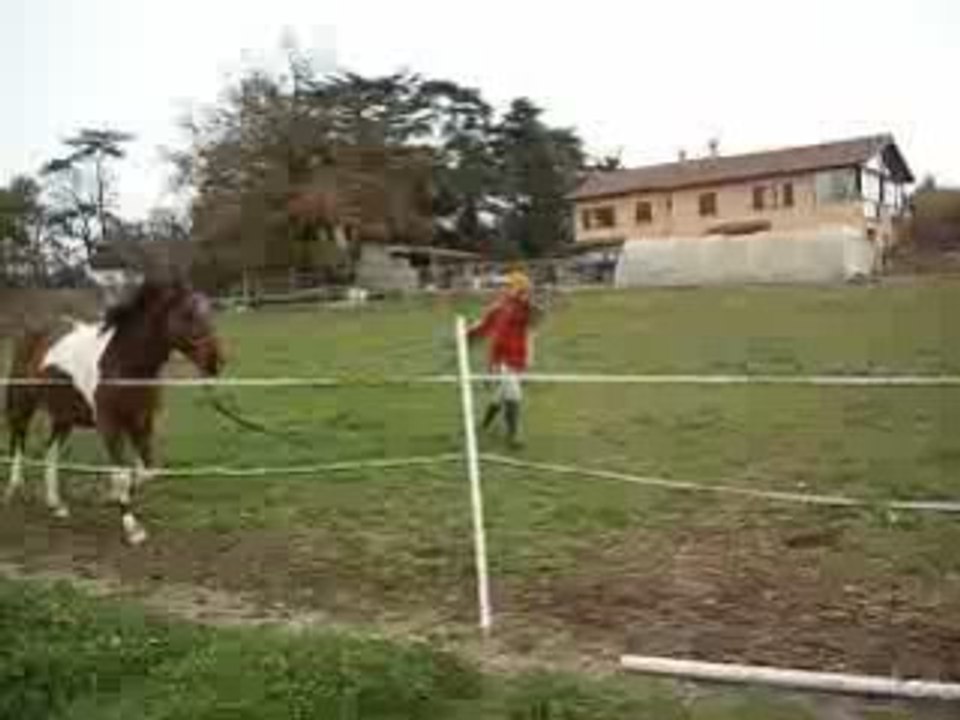 raya enjambe le bidon