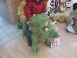 DinoLe triceratops Kota fait (presque) peur aux enfants