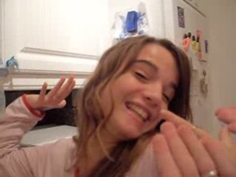 Une blonde, une brune & une rousse.