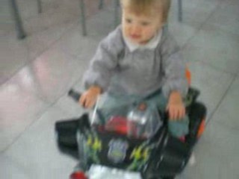 lilou fait de la moto!!!!