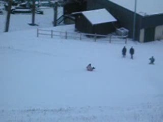 Nadège a la neige sur la luge