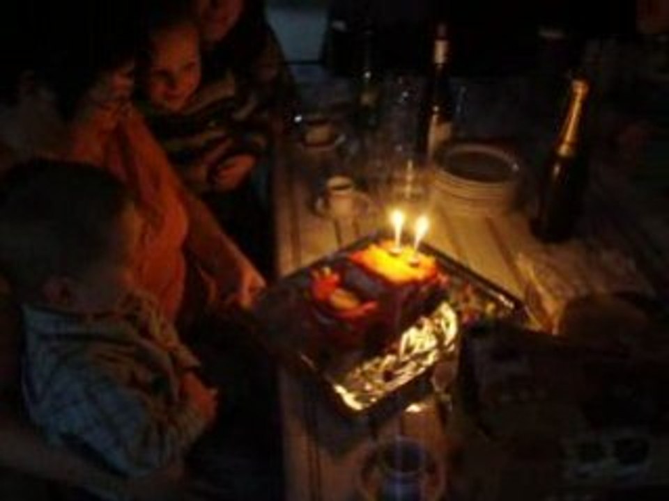 Niels souffle ses bougies....