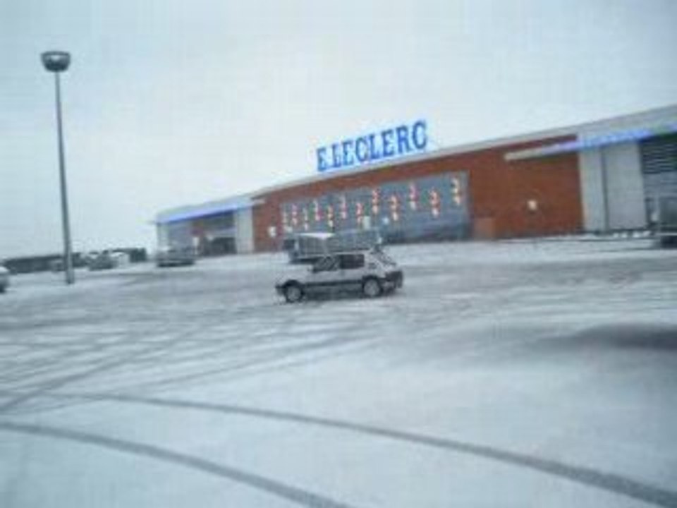 205 gti 1l6  sous la neige