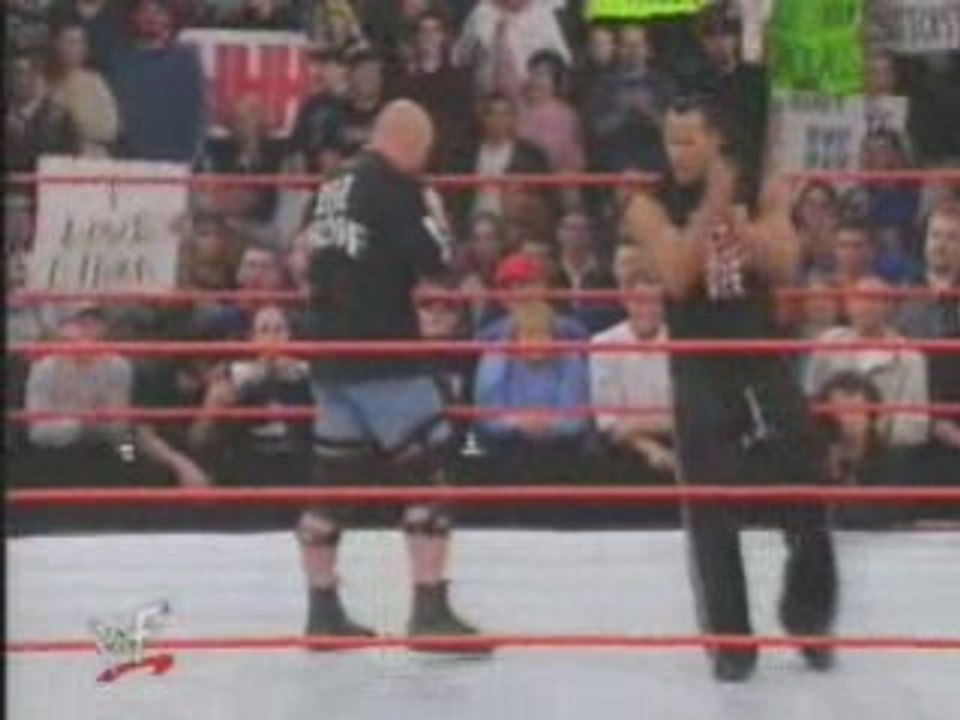 Stone Cold Steve Austin & The Rock chante a raw