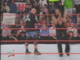 Stone Cold Steve Austin & The Rock chante a raw