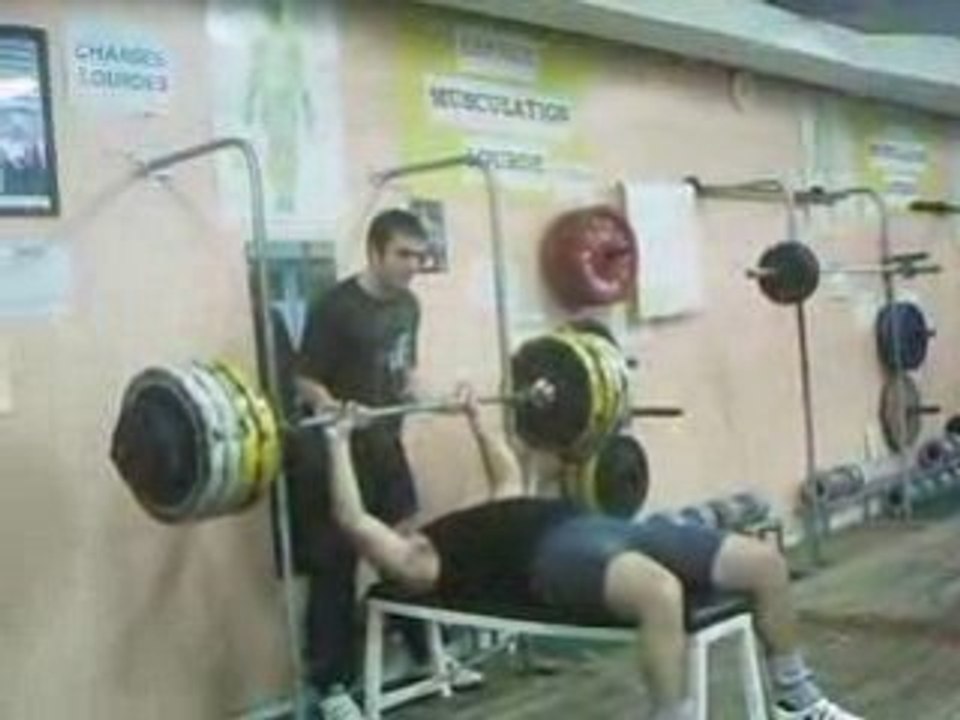145 kg developpé couché