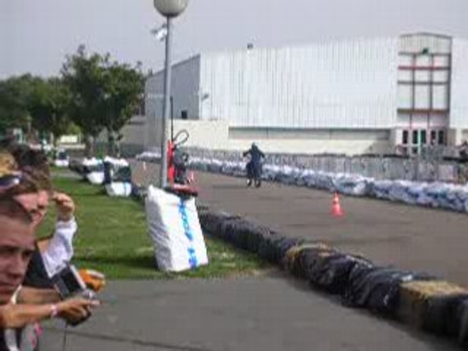 [djlove] moi contre une dt en top gris 85cc au meeting TFF