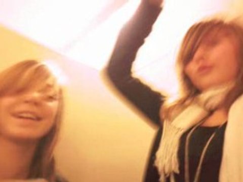 Laura , Noémie & Moi => Pub Lotus :D