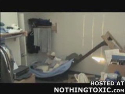 Régis détruit le lit de son pote