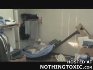 Régis détruit le lit de son pote