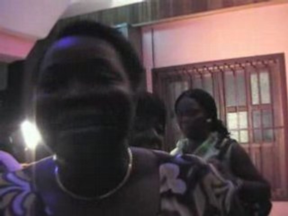 Sortie du chef EKWAL'ESSAKA après concert ESSIMO! à Douala