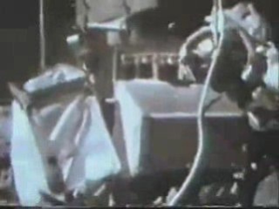 Moon Landing Hoax Apollo 17 : Astronaut Shows His Bare Thumb