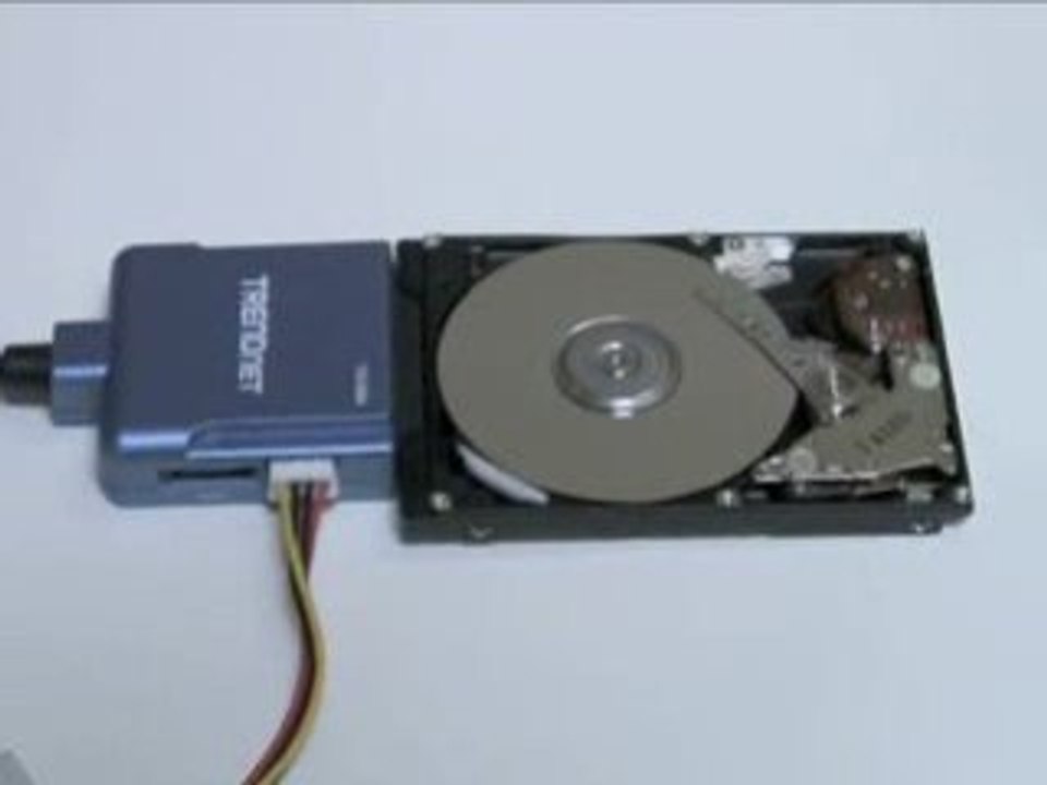 Un disque dur ouvert en fonctionnement