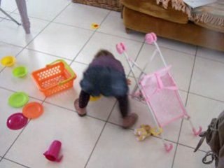 Je joue avec ma poussette