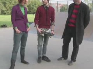 Testpatrullen åker skateboard på en laptop